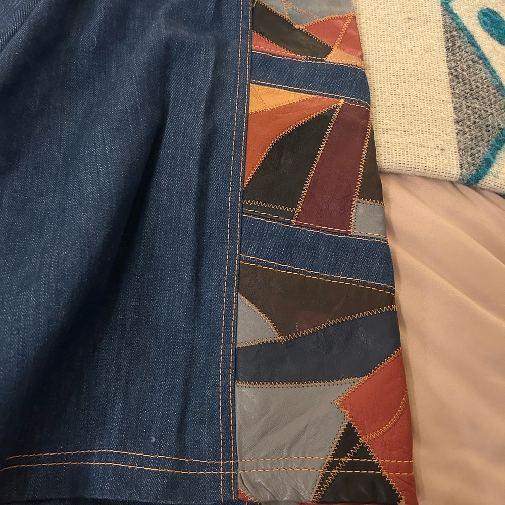 Impeccable Vintage Denim Culottes with Leather Patchwork - Picture 5 of 8